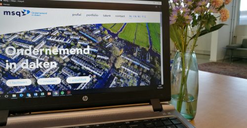 Nieuwe website MSQ.nl op laptop met mooie bloemen op de achtergrond